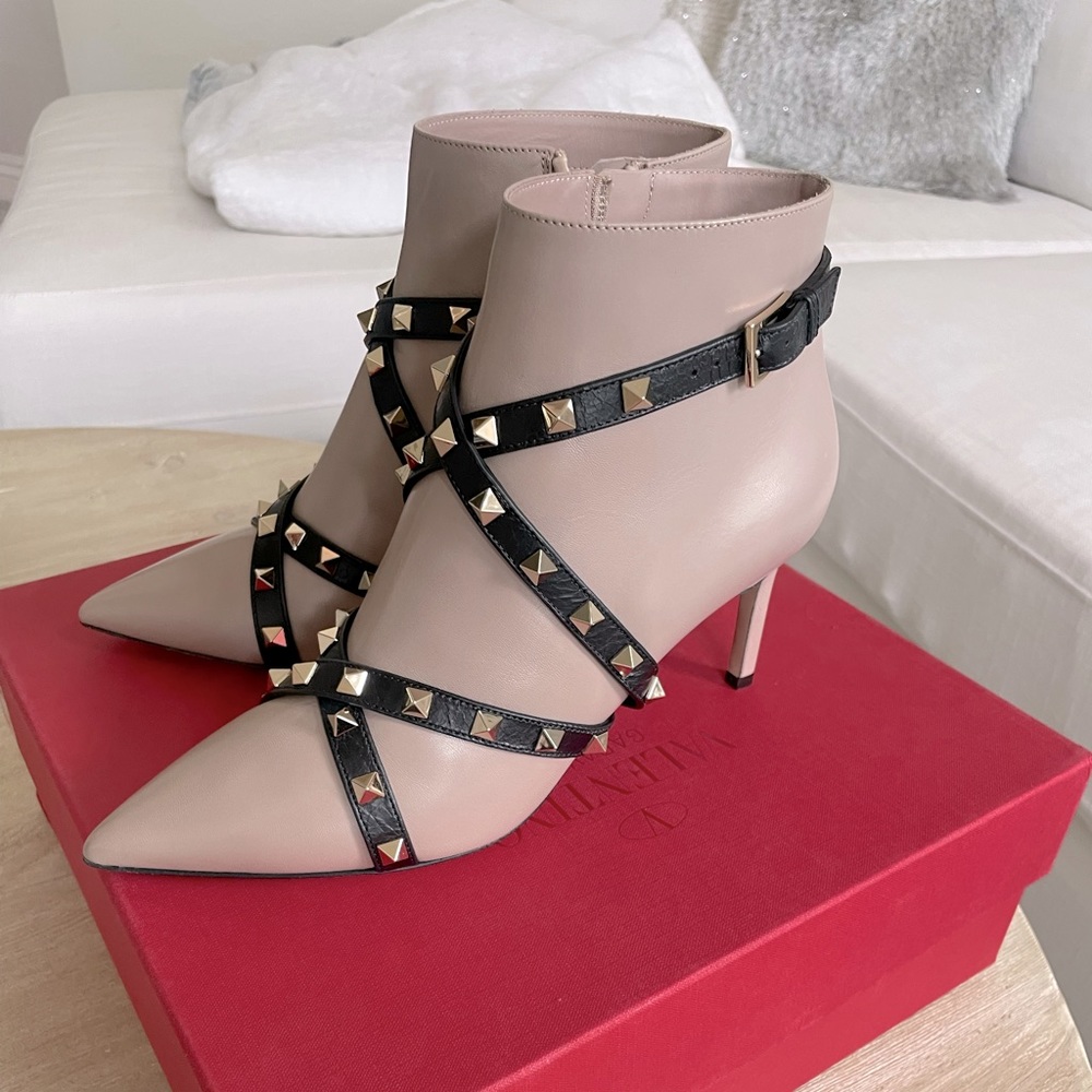 NWT Valentino Garavani Leather, rockstud, ankle boots